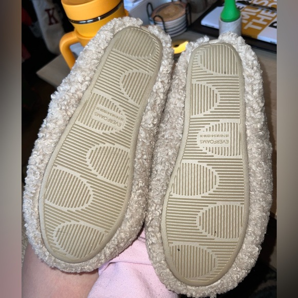 EverFoams Women’s Soft Cream Slippers Memory Foam House Shoes. US 7-8. NWT - Picture 2 of 3